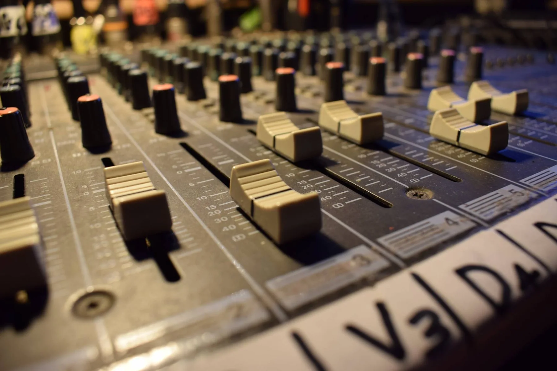 Η κονσόλα μίξης στο control room του ministudiosound